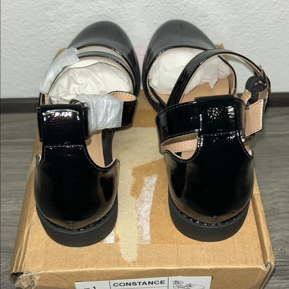 Journee Constance Flat - Picture 5 of 7